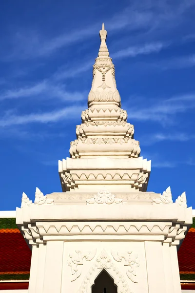 Ásia tailândia no céu ensolarado templo e cores relig — Fotografia de Stock
