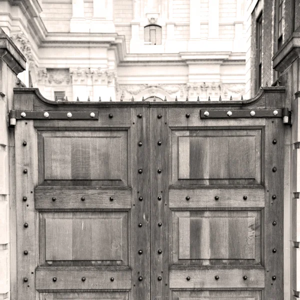 Brown wooden parliament in london old  door and marble antique — Stock Photo, Image