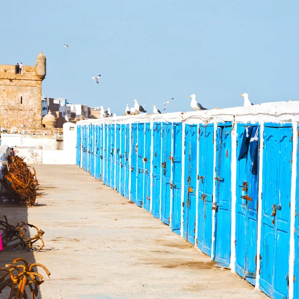 In afrika marokko alte hafenholztür und der blaue himmel — Stockfoto