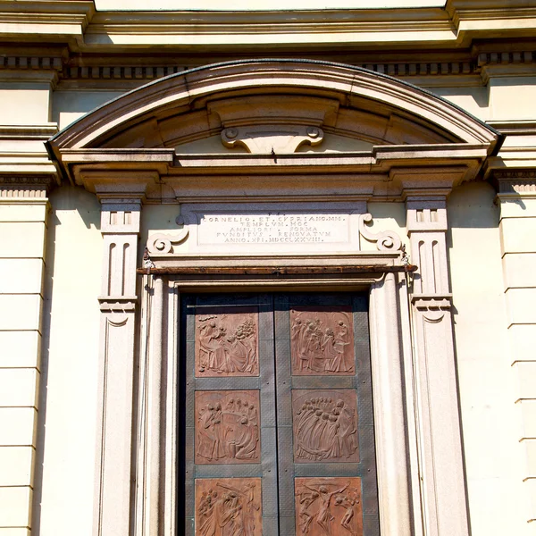 イタリアの古いドア土地歴史的なヨーロッパ建築と木材 — ストック写真