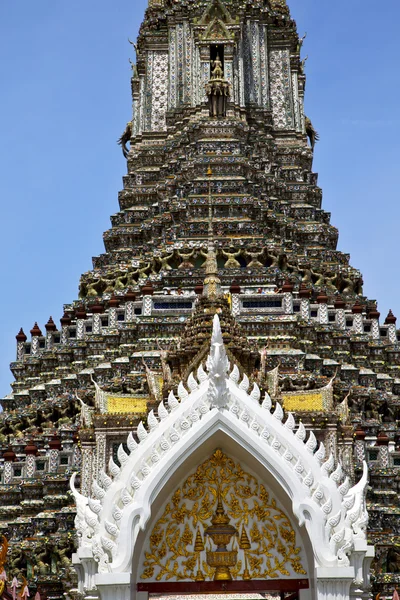 Asie Thajsko v Bangkoku s kříž barvy střechy barvy — Stock fotografie