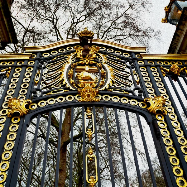 En Londres Inglaterra la antigua puerta de metal palacio real — Foto de Stock