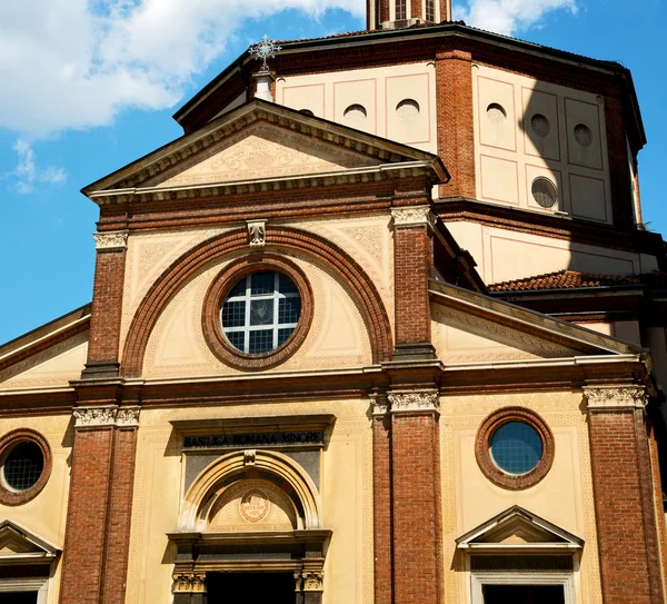 Arquitetura antiga exterior em itália europa milan religião — Fotografia de Stock