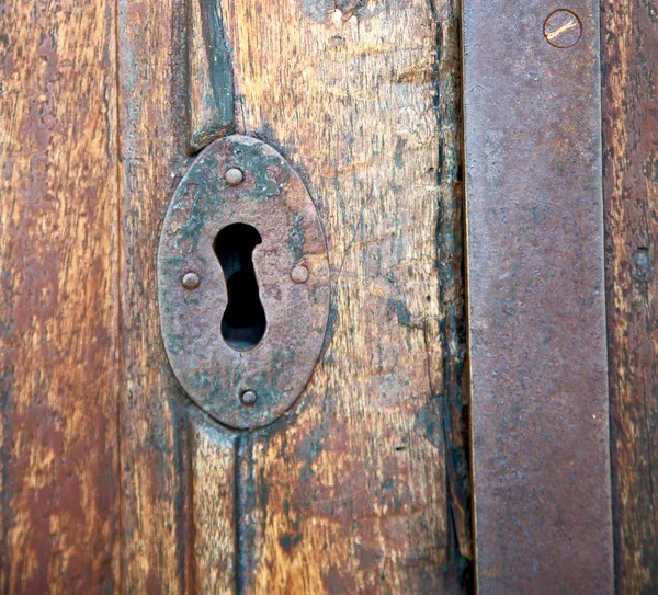 Traditional   door    in italy   ancian wood and traditional  t — Stock Photo, Image