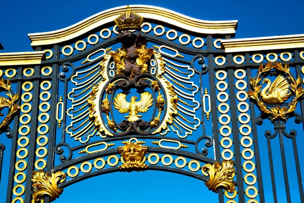 En Londres Inglaterra la antigua puerta de metal palacio real — Foto de Stock