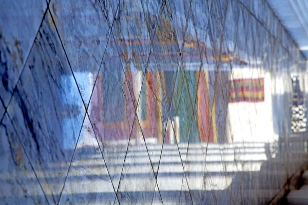 Reflexo abstrato no pavimento cruz pedra passo — Fotografia de Stock
