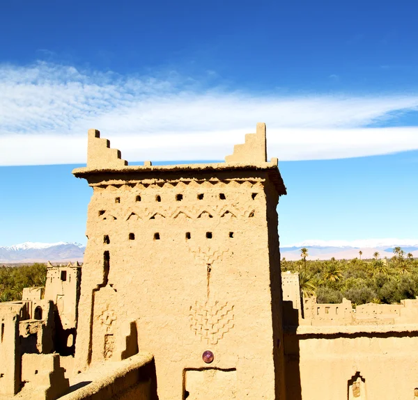棕色老建筑在非洲摩洛哥和红色皮革附近日 — 图库照片
