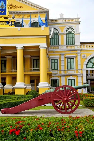 Cannon bangkok in flag  garden and temple steet — Stock Photo, Image