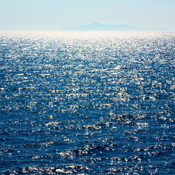 地中海のギリシャの島と背景の丘を参照してください。 — ストック写真