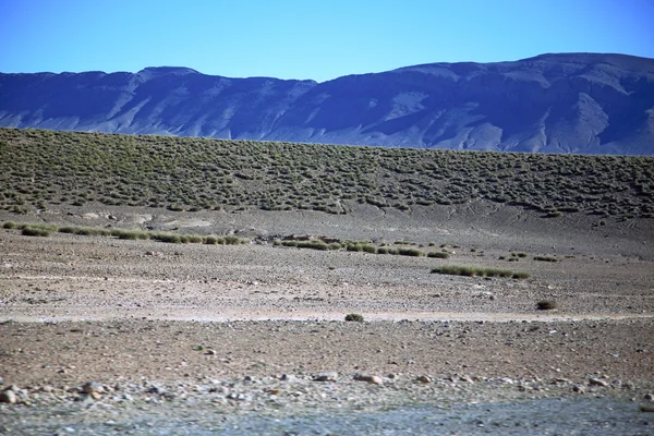 Colline de vallée dans le sol de montagne marocain — Photo