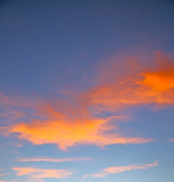 Восход солнца в цветном небе белые мягкие облака и абстрактный бэкг — стоковое фото