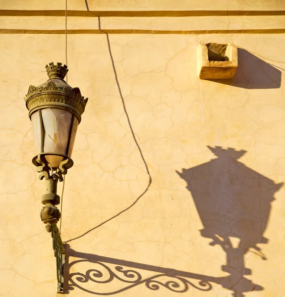 Lampy uliczne w Maroko cień i ozdoba — Zdjęcie stockowe