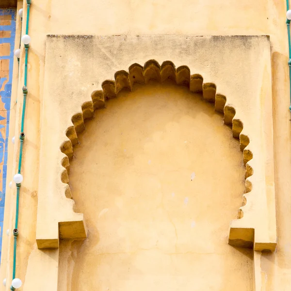 Janela amarela em morocco áfrica construção antiga e wal marrom — Fotografia de Stock