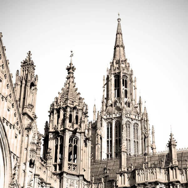 Velho em londres histórico parlamento vidro janela structu — Fotografia de Stock