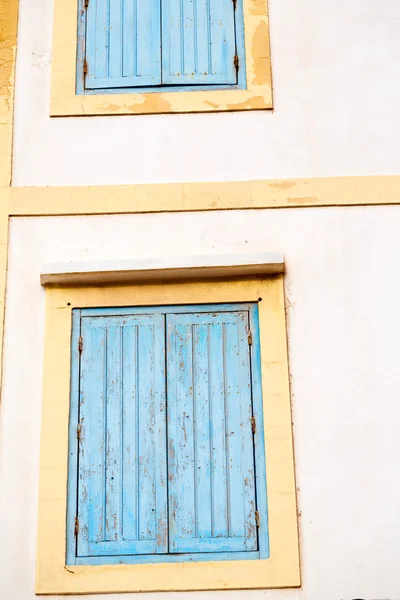 Blaues Fenster in und braune Wandkonstruktion — Stockfoto