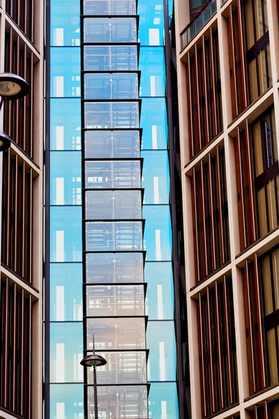 都市高層ビルの建物の窓 — ストック写真