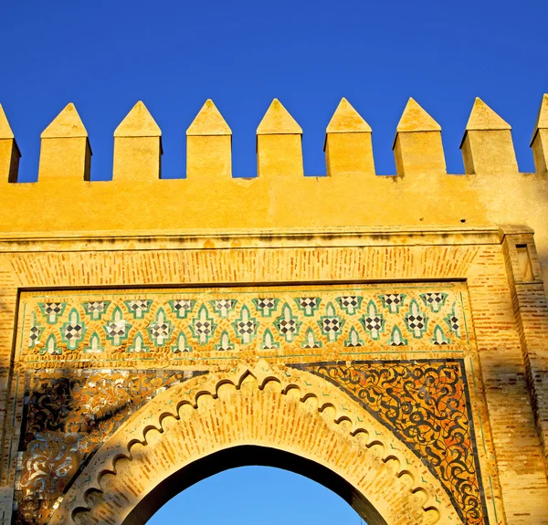 Arc marocain en afrique vieille rue de construction le ciel bleu — Photo