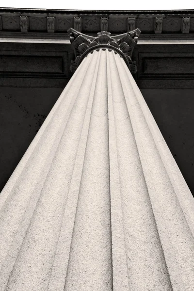 Ancienne colonne abstraite dans le pays d'Europe italie et marbre — Photo