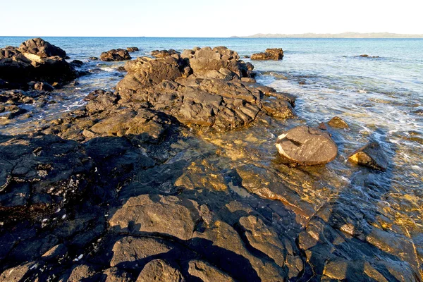 马达加斯加海藻在砂岛天空和岩石 — 图库照片