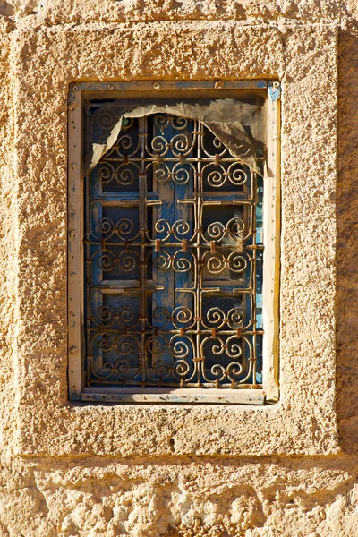 Вікно в марокко Африці і старий історик будівництва прогулянки цеглою — стокове фото