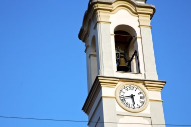 Gorla duvar ve kilise kule güneşli gün