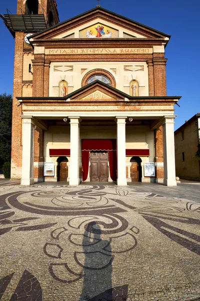 Igreja no villadosia velho tijolo fechado torre sidewal l — Fotografia de Stock