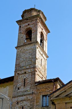  güneşli bir gün soyut duvar ve kilise kule çan 