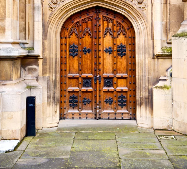 ロンドンの古い教会の扉と大理石のアンティーク壁の議会 — ストック写真