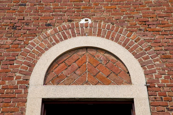Do kostela dveře Itálie Lombardie sloupec staré milano — Stock fotografie