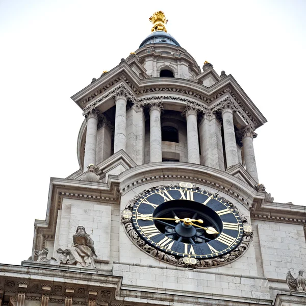 St. Paul cathedral in London england old construction and religio — стоковое фото