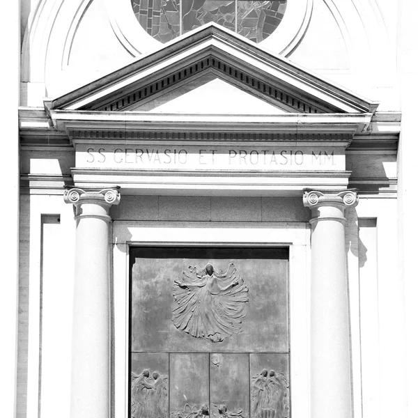 Old door in italy land europe architecture and wood the historic — Stock Photo, Image