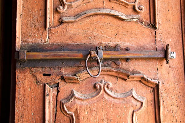 Abstraite porte de la maison en colonne italie le milano rouillé — Photo