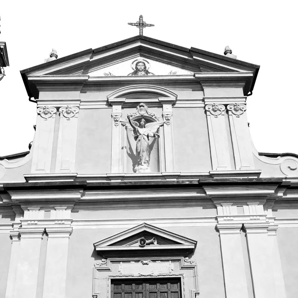 Stará architektura v Itálii evropa milan náboženství a sluneční světlo — Stock fotografie