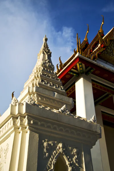 Ásia tailândia em bangkok ensolarado palácios céu e r — Fotografia de Stock