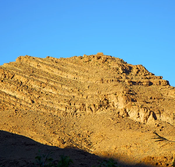 Na áfrica do morocco o atlas vale seca montanha solo isolado — Fotografia de Stock
