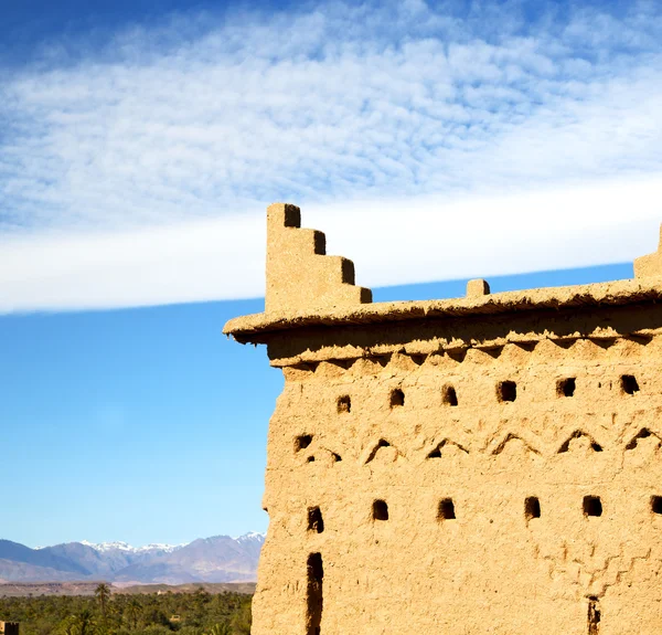 Vieja construcción marrón en África morocco y cuero rojo cerca de th — Foto de Stock