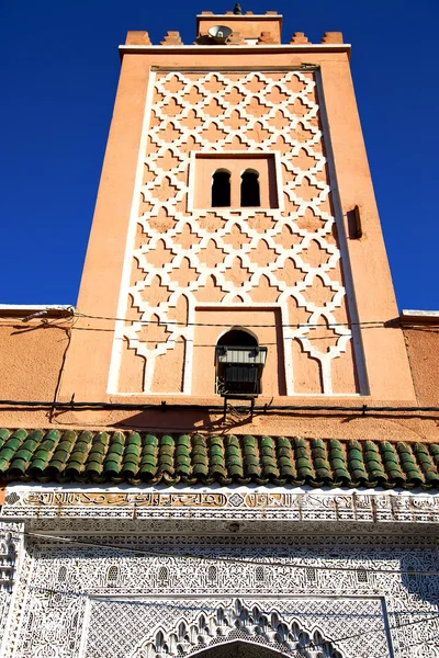 モロッコのタイル アフリカ ミナレットと青い空 — ストック写真