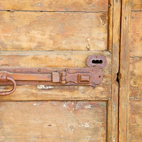 Europas gamla i Italien antika nära bruna dörren och rostiga låset c — Stockfoto