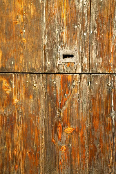 Rosso astratto casa porta in italia chiodo chiuso arrugginito — Foto Stock