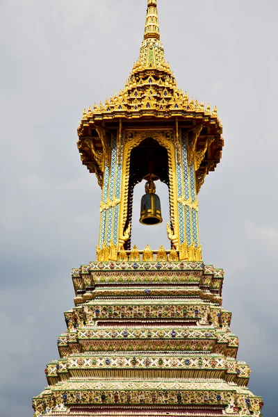 Tailandia Asia en Bangkok campana palacios cielo col — Foto de Stock