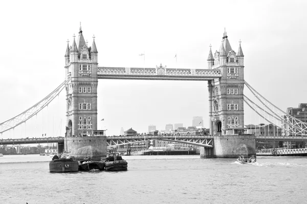 London Tower in England alte Brücke und der wolkenverhangene Himmel — Stockfoto