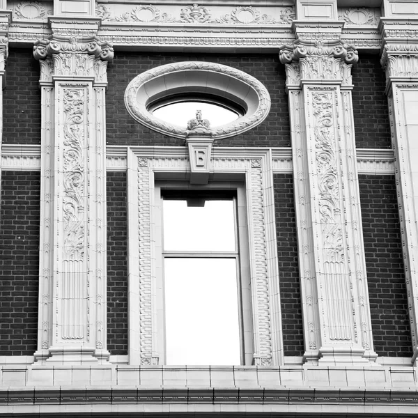 Vieja ventana en europa Londres pared de ladrillo rojo e histórico — Foto de Stock