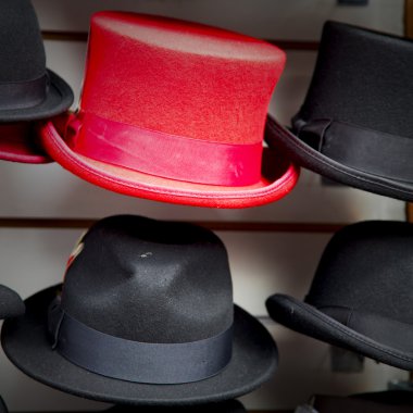 Londra eski kırmızı şapka ve siyah moda Salonu