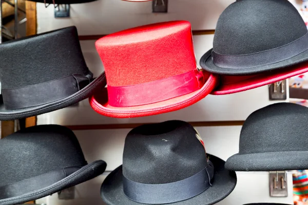 Στο Λονδίνο κόκκινο καπέλο και μόδα κατάστημα — Φωτογραφία Αρχείου