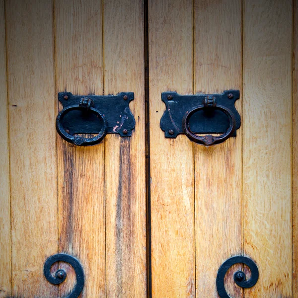 Hantera i london antika bruna dörren rostig mässing spik och ljus — Stockfoto