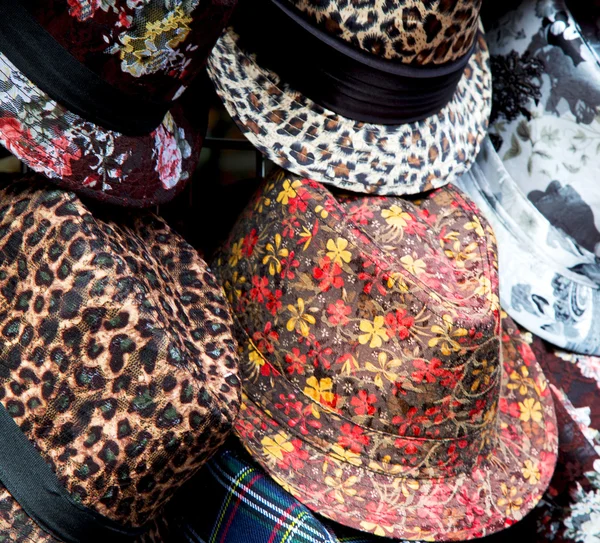 W Londynie czerwony stary kapelusz i czarny sklep mody — Zdjęcie stockowe