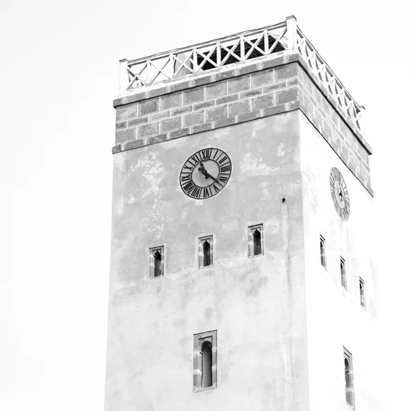 Torre de tijolo velho na aldeia de Marrocos África e o céu — Fotografia de Stock