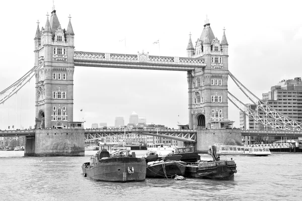 Londoni tower-Anglia régi híd és a felhős ég — Stock Fotó