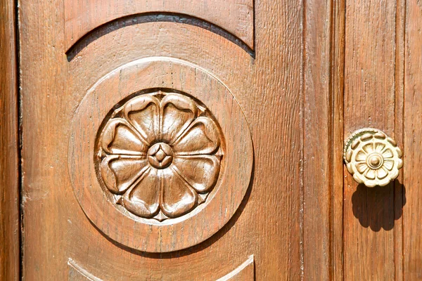 Puerta de pintura pelada en italia clavo de madera antigua —  Fotos de Stock