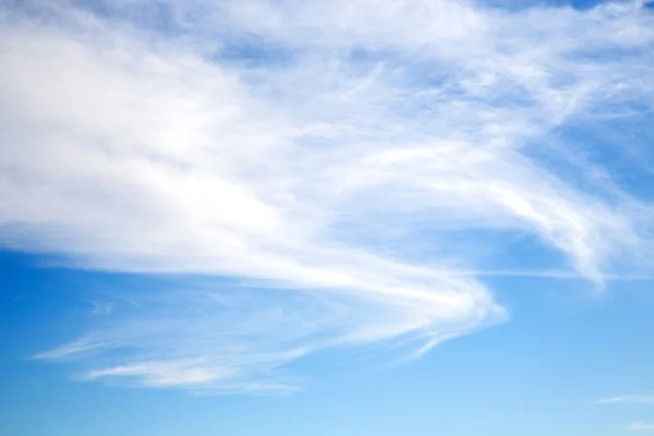 L'alba nel cielo colorato nuvole bianche morbide e astratto backg — Foto Stock